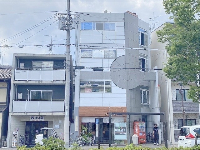京都市左京区田中里ノ内町のマンションの建物外観