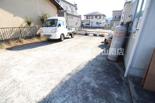 【岡山市北区牟佐のアパートの駐車場】