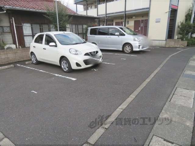 【舞鶴市字行永のアパートの駐車場】