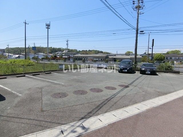 【津市河芸町上野のアパートの駐車場】