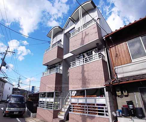 京都市山科区御陵鳥ノ向町のマンションの建物外観