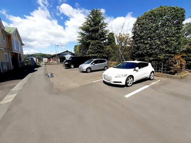 【岩沼市本町のアパートの駐車場】