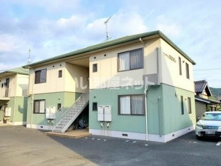 新城市字沖野のアパートの建物外観