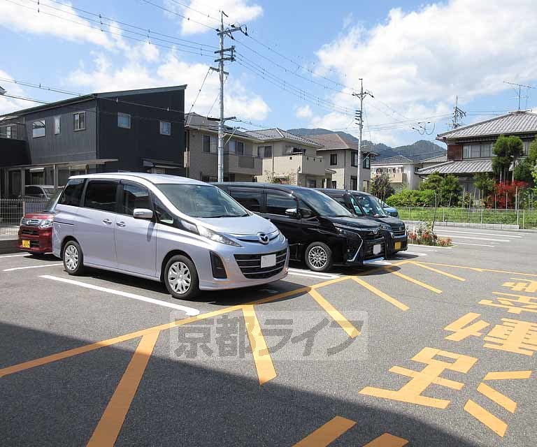 【大津市鏡が浜のアパートの駐車場】