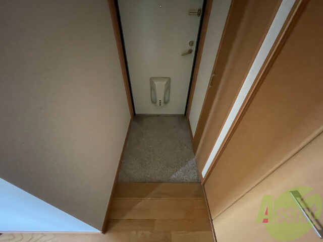 玄関　玄関を入ると正面がリビング、左に２つの洋室があります