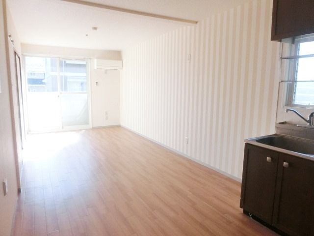 居室・リビング　2面採光の明るいお部屋です