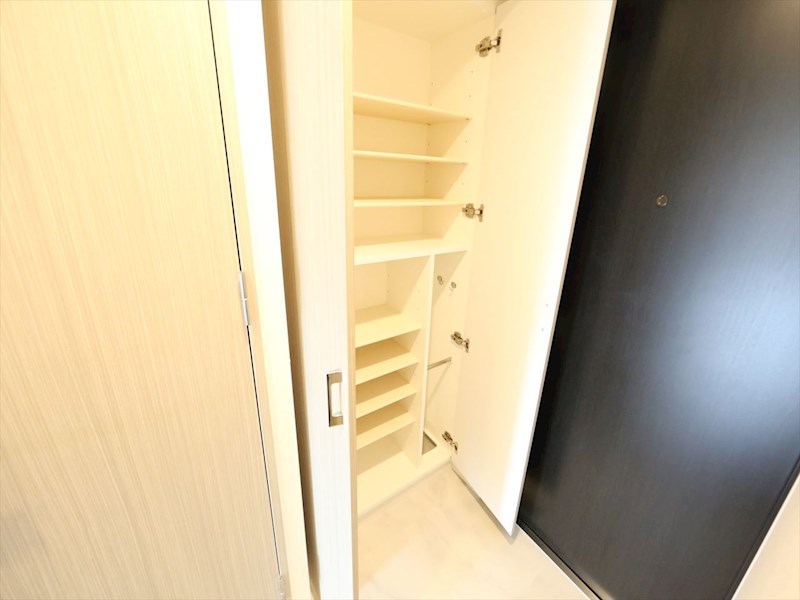 玄関　玄関　シューズボックス付（収納充実してます）