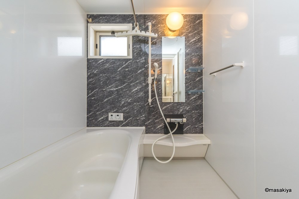 バス・シャワールーム　お風呂　追い焚き・浴室乾燥機付きです。