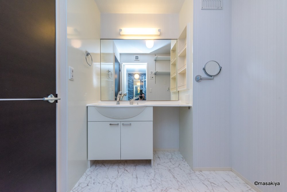 洗面設備　洗面・脱衣　シャンプードレッサー付き。