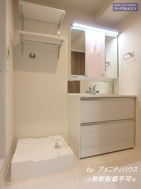 洗面設備　●朝の準備もラクラク　快適な独立洗面スペースあり。