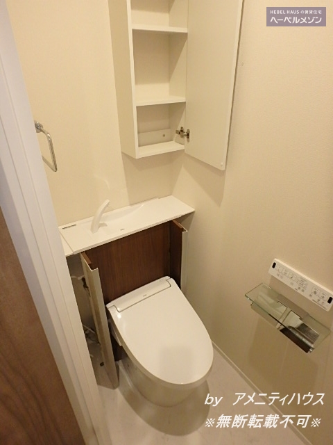 トイレ　●温水洗浄暖房便座付きの快適なトイレスペース。