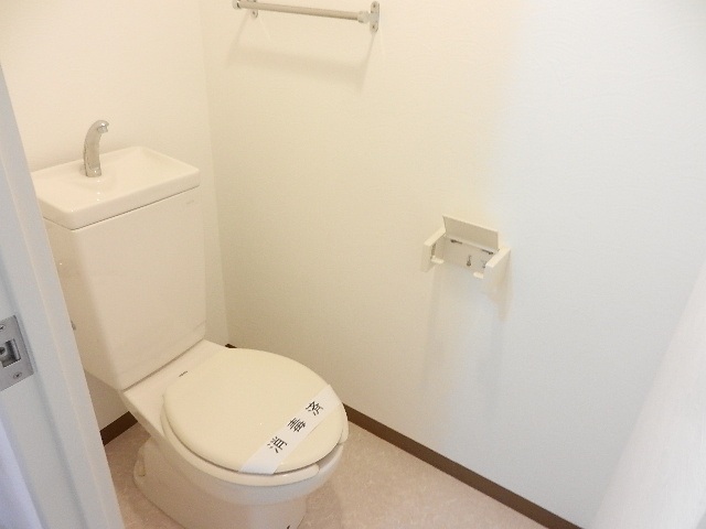 トイレ　(反転タイプの他の部屋の写真です)