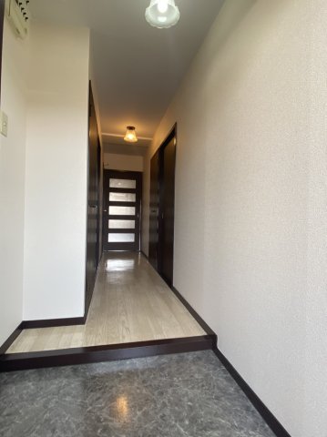 玄関　※別部屋のお写真で、現況優先と致します。