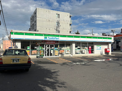 コンビニ　ファミリーマート札幌南12条店（コンビニ）まで262m