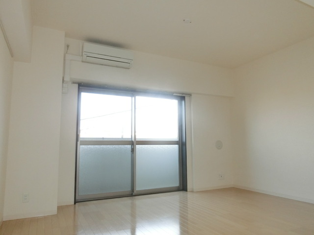 居室・リビング　白いフローリングとダークカラーの建具が見事にマッチ。