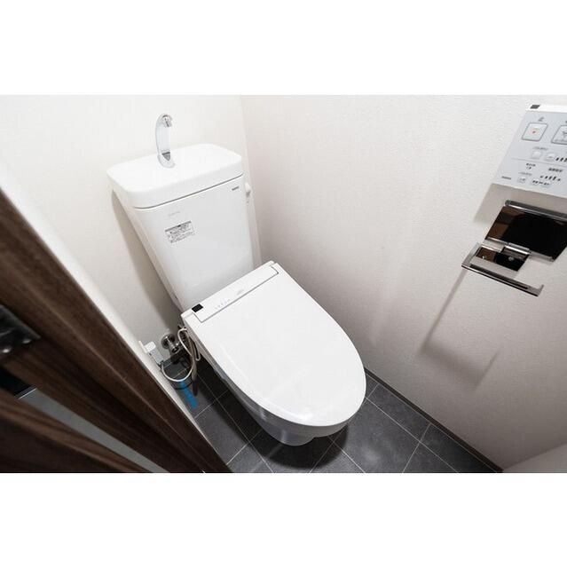 トイレ　落ち着いた色調のトイレです