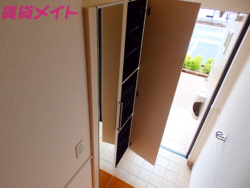 玄関　同型部屋写真です。