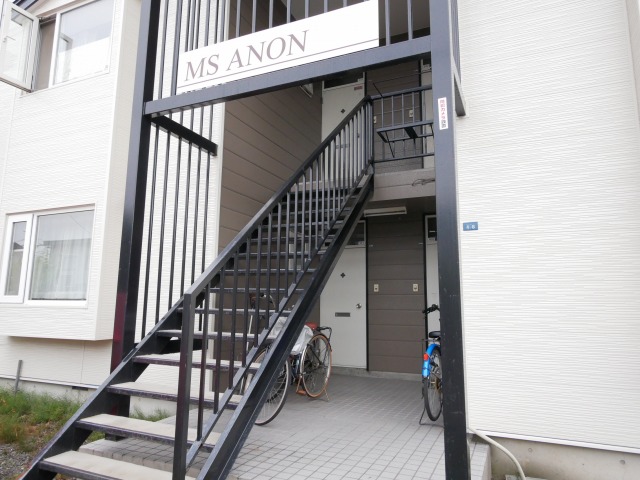 エントランス　落ち着いたエントランスです