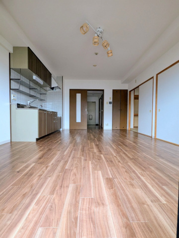居室・リビング　彩光面積が広く明るいリビング