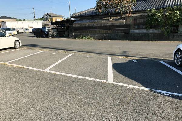 駐車場　駐車場があるので、車を買う予定の方も安心です