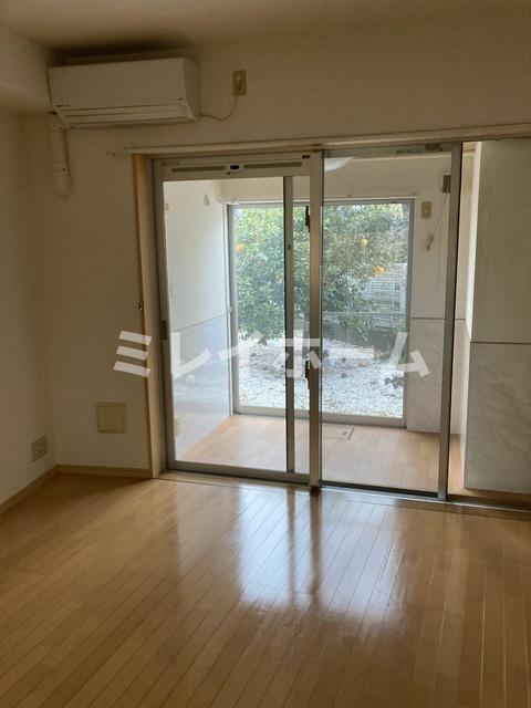 居室・リビング　同建物内別のお部屋の参考写真になります。