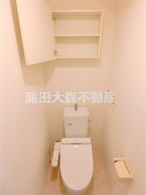 トイレ　棚収納と温水洗浄便座付きのトイレ