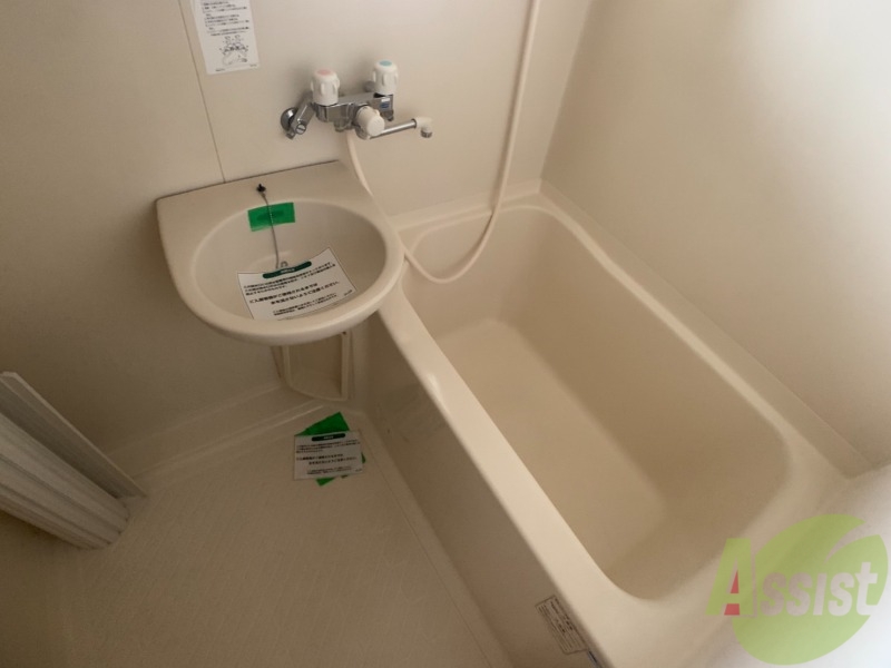 バス・シャワールーム　コチラで日々の疲れを癒し、リラックスしてください