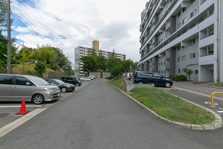 【千里山田西団地の駐車場】