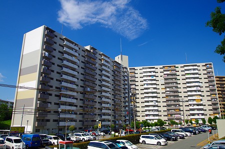 千里山田西団地の建物外観