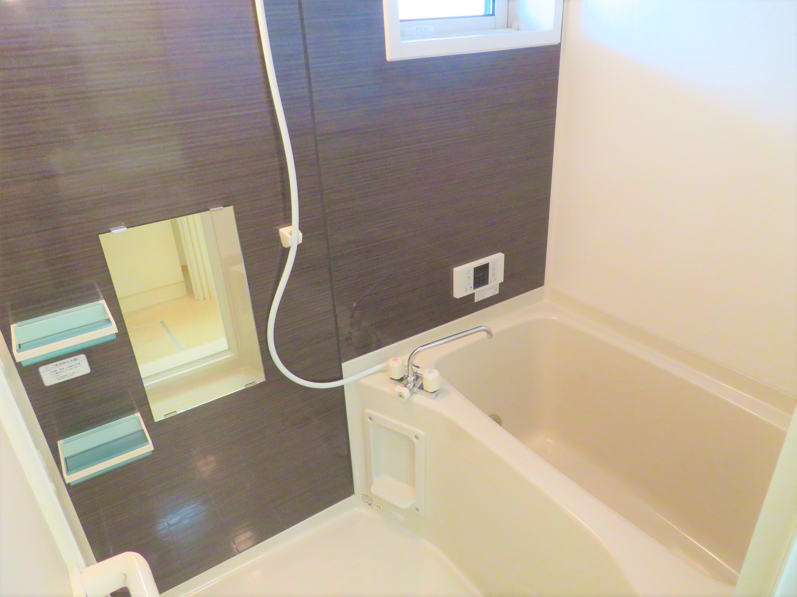 バス・シャワールーム　追い焚き機能付きお風呂です！窓付き。