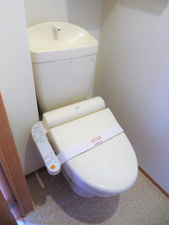 トイレ　ウォシュレット付きです！上部分には便利な仕切り板が御座います