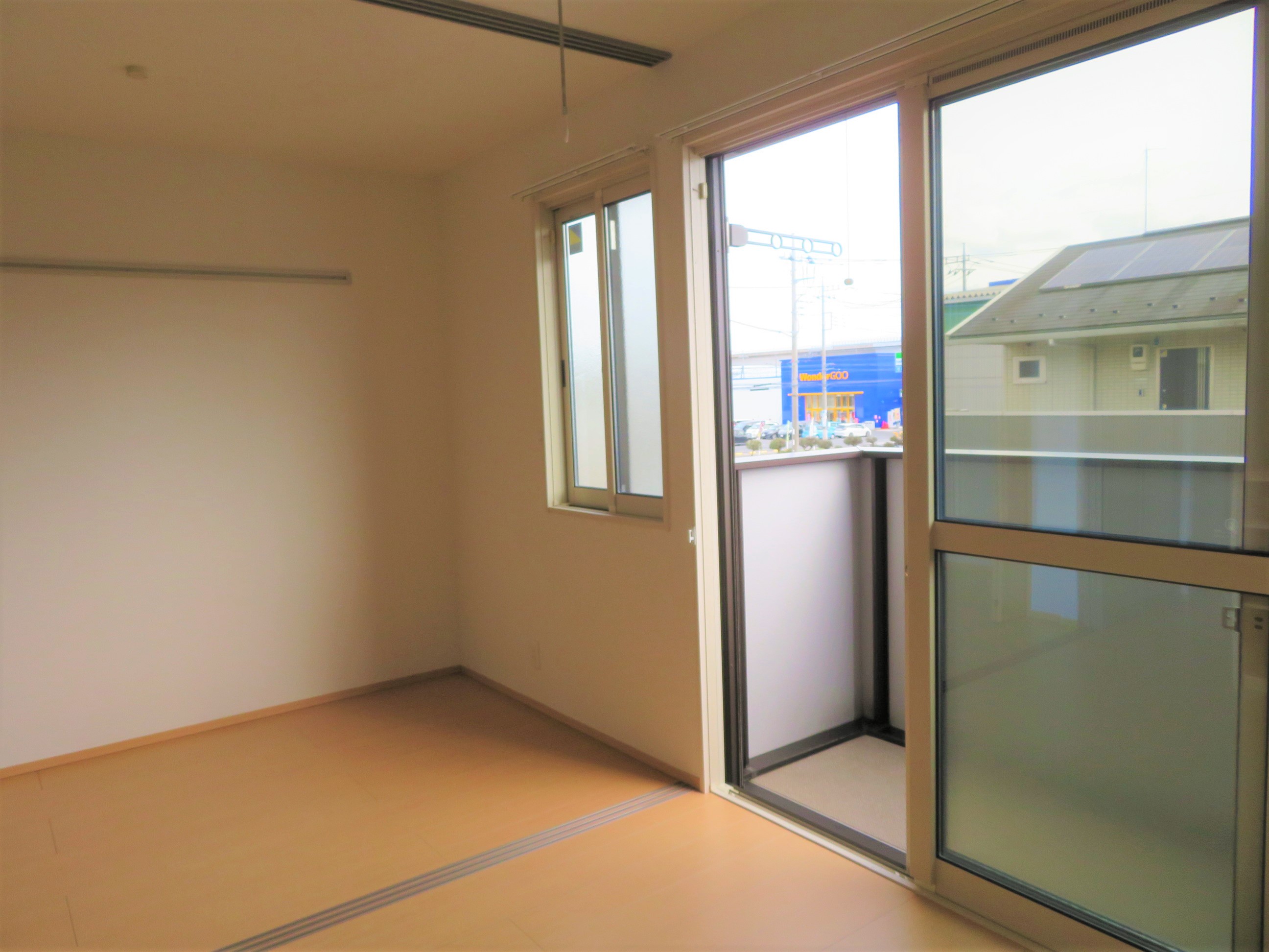 居室・リビング　8帖の南面リビングです！日当たり良好☆