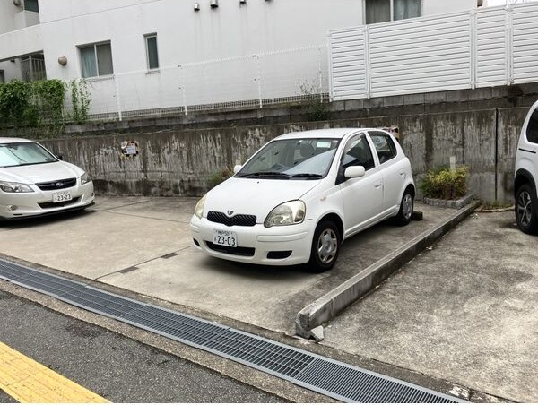 【豊中市柴原町のアパートの駐車場】