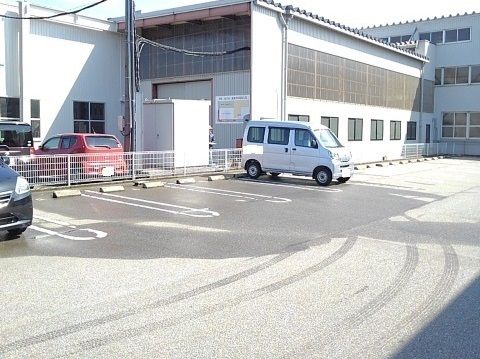 【フルールスＡの駐車場】