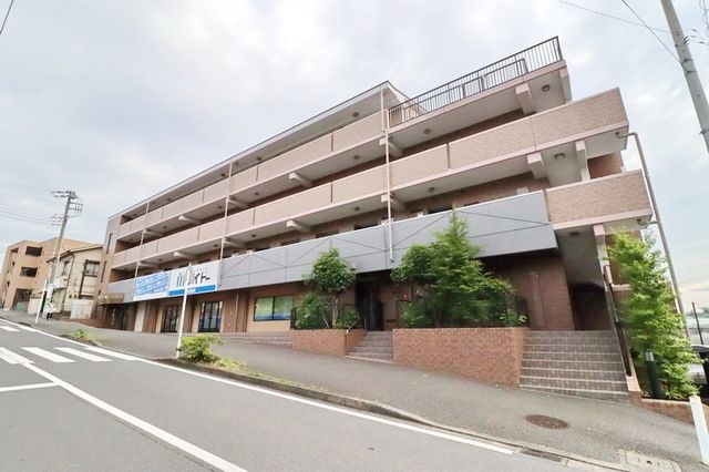 【横浜市青葉区市ケ尾町のマンションの建物外観】