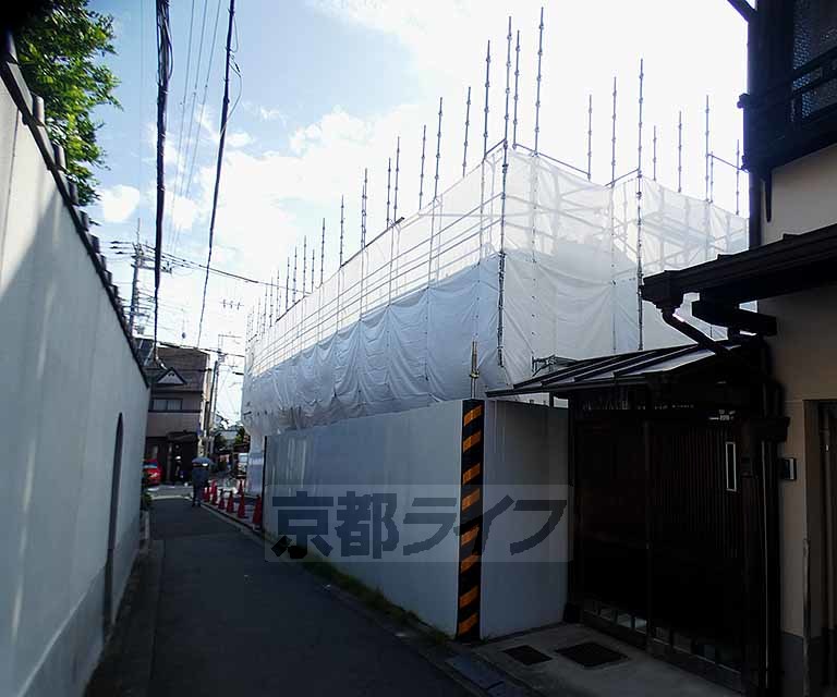 【京都市左京区岡崎西福ノ川町のマンションの建物外観】