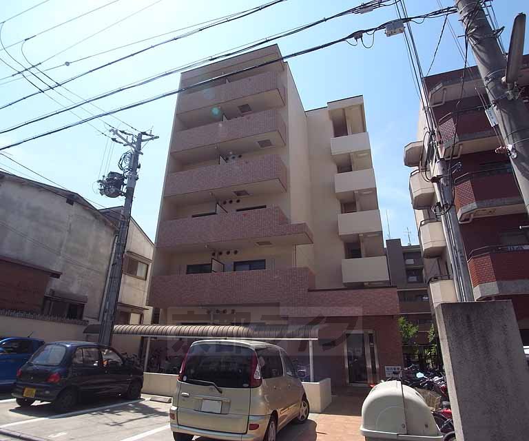 京都市右京区西京極西大丸町のマンションの建物外観