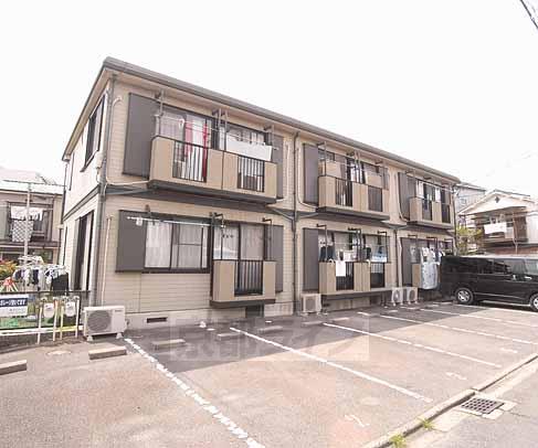 京都市伏見区深草瓦町のアパートの建物外観