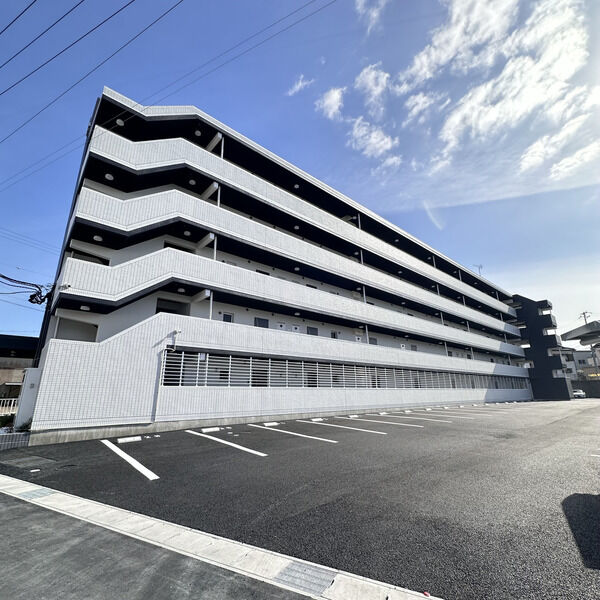 【常滑市原松町のマンションの駐車場】