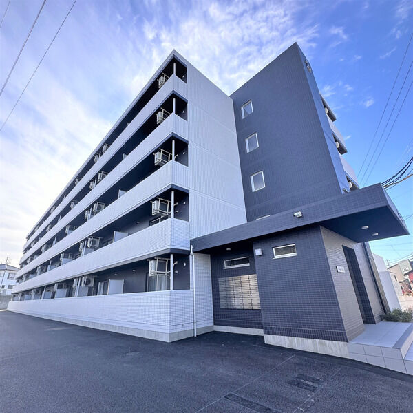 【常滑市原松町のマンションの建物外観】