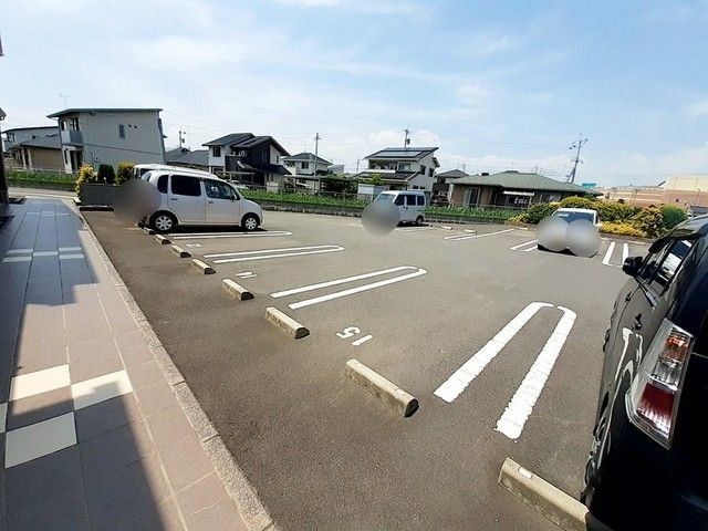 【サニースポットIIIの駐車場】