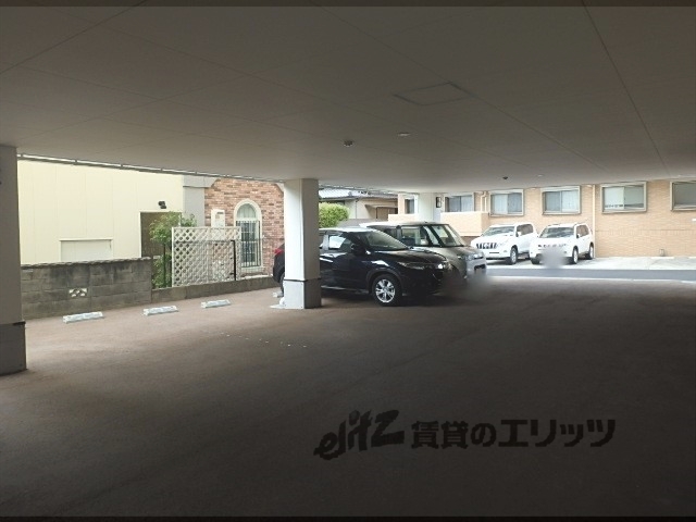 【城陽市平川のマンションの駐車場】