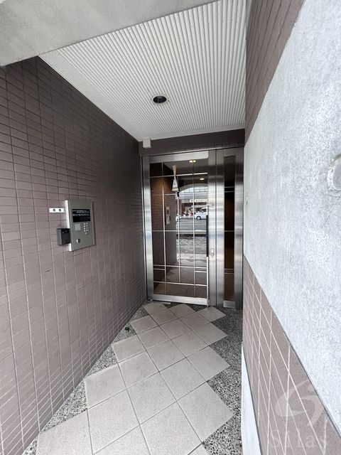 【京都市中京区西ノ京職司町のマンションのエントランス】