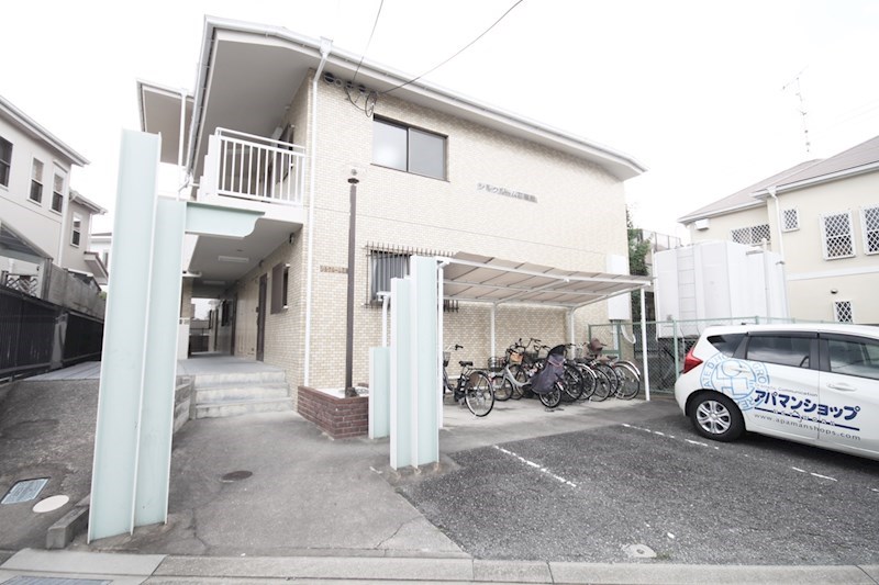 川西市花屋敷のマンションの建物外観