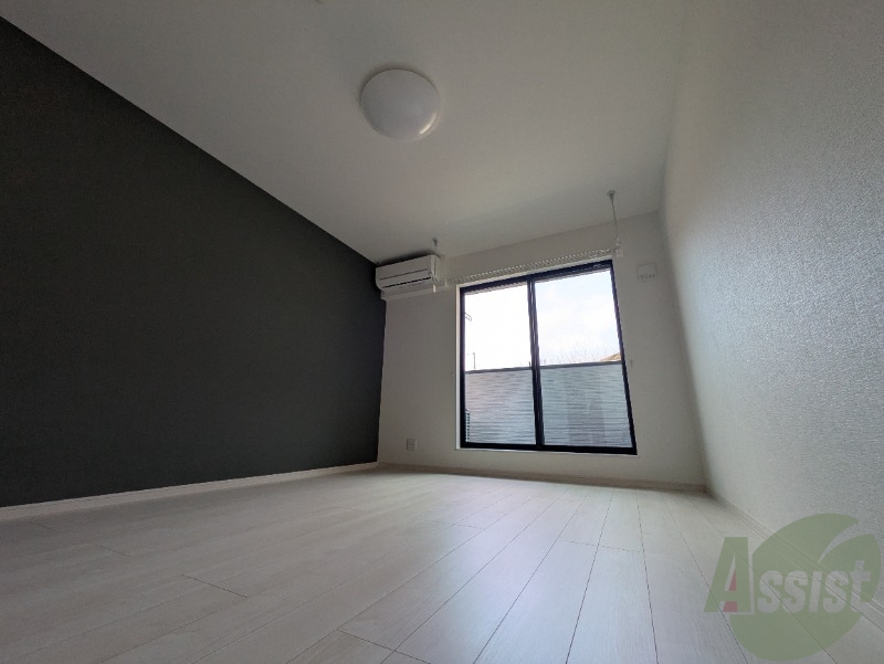 居室・リビング　こちらは洋室です、壁紙がオシャレですね～。