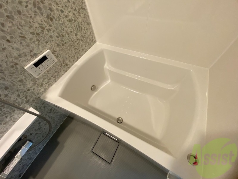 バス・シャワールーム　浴室です。バスタブが広くてゆったりできます。