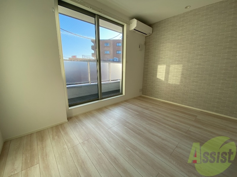 居室・リビング　南向きの大きめの窓から日差しがたっぷり入る明るいお部屋です。