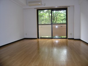 居室・リビング　お部屋広々日当たり良好♪