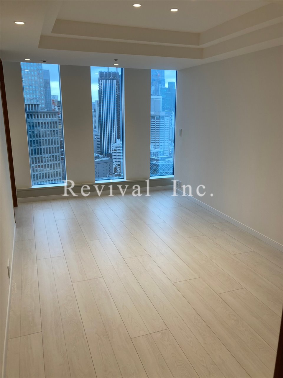 その他部屋・スペース　明るい光の差し込むベッドルームでございます