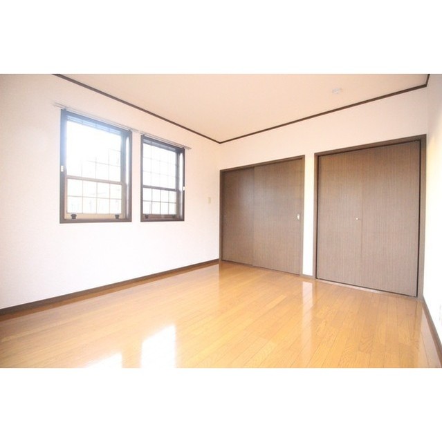 居室・リビング　横窓があり、明るい室内